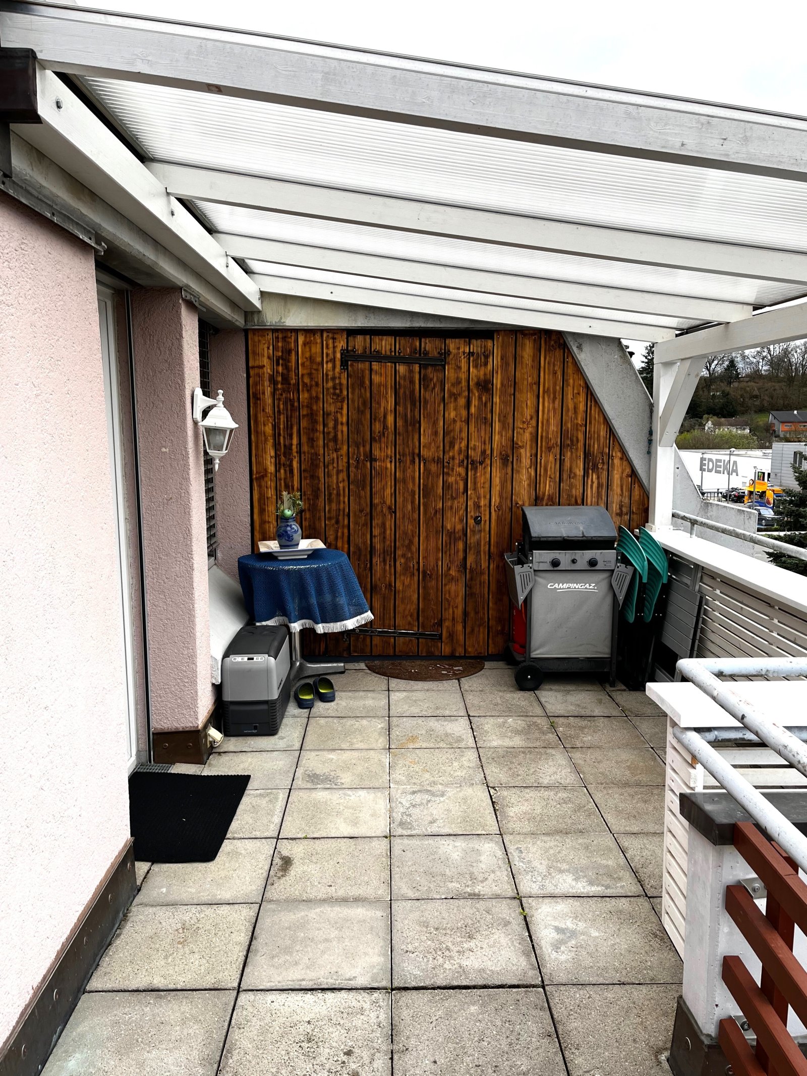 teilüberdachte Dachterrasse mit Sonnenmarkise