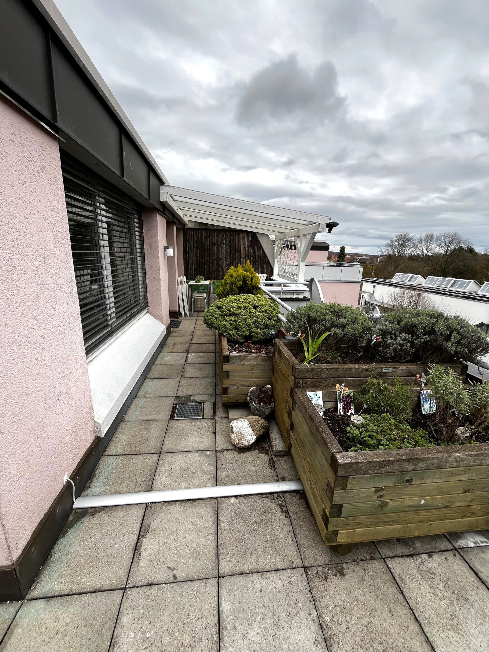 Dachterrasse mit Hochbeeten