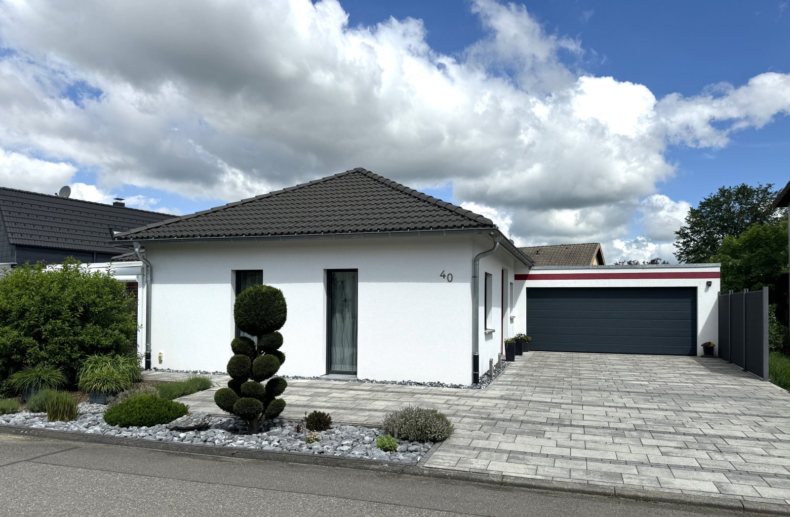 Bungalow mit Doppelgarage und Wintergarten