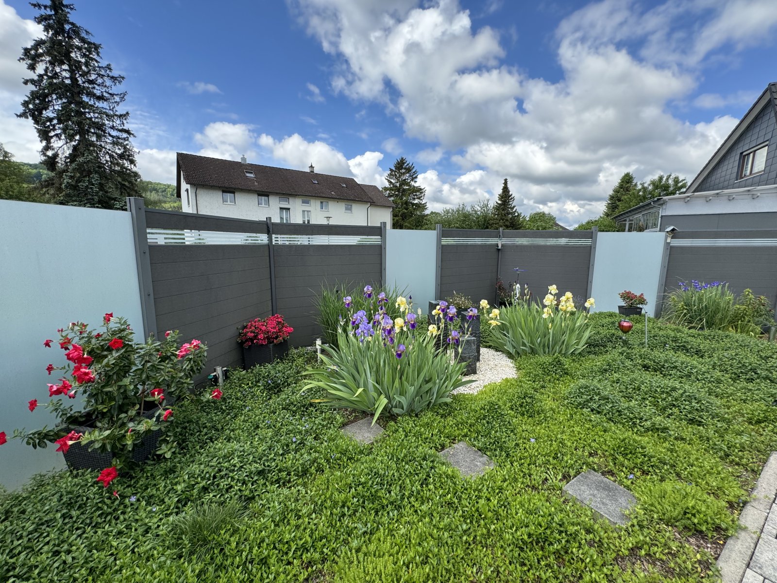 Außenanlage mit Brunnen und Blumen