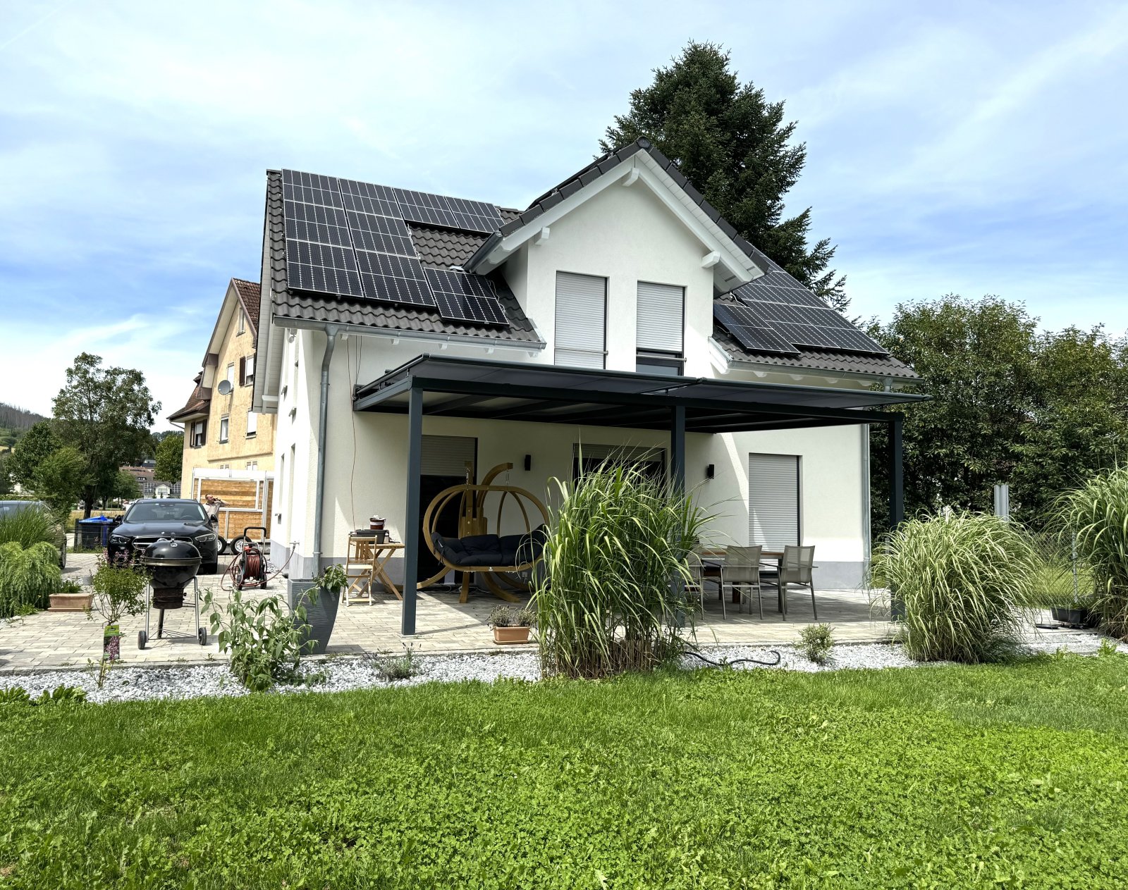 Einfamilienhaus mit überdachter Terrasse und Photovoltaik