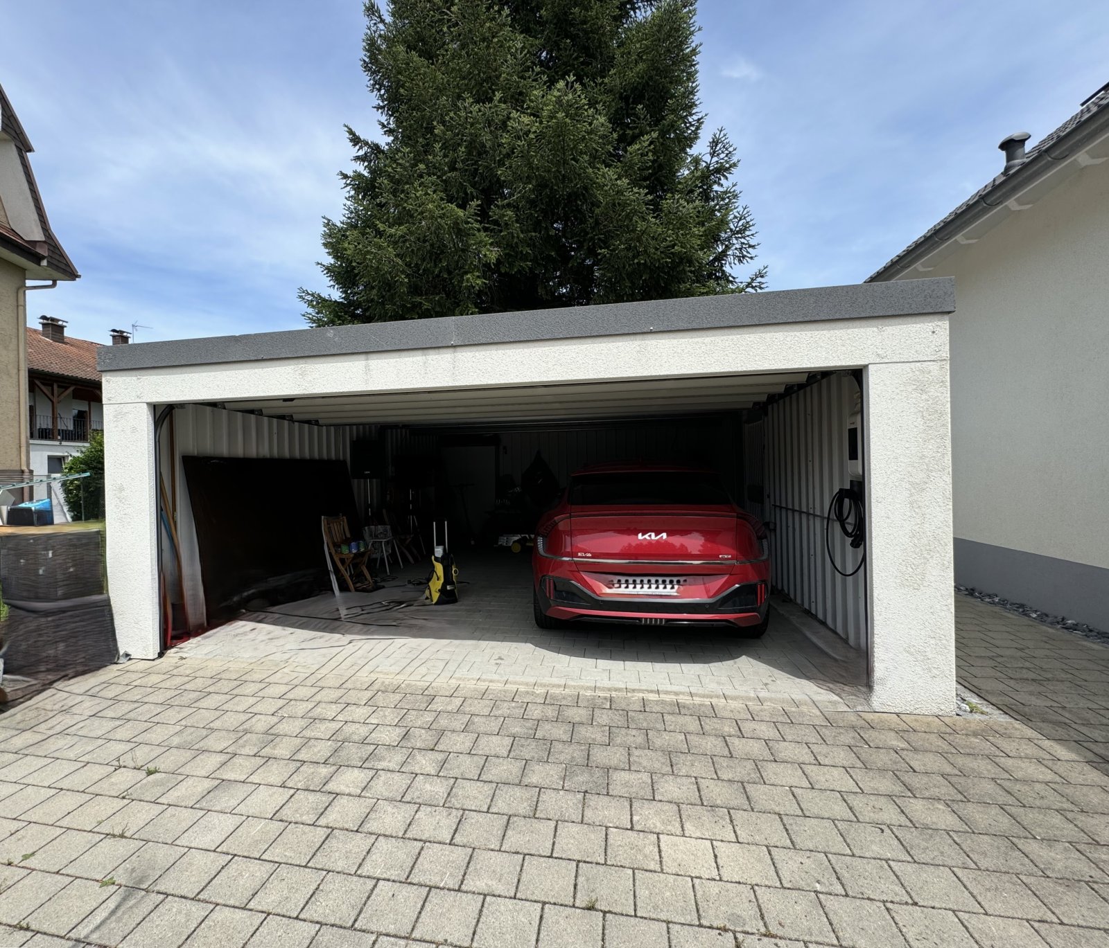 Doppelgarage mit elektrischem Sektionaltor und Wallbox für das laden  eines E-Autos