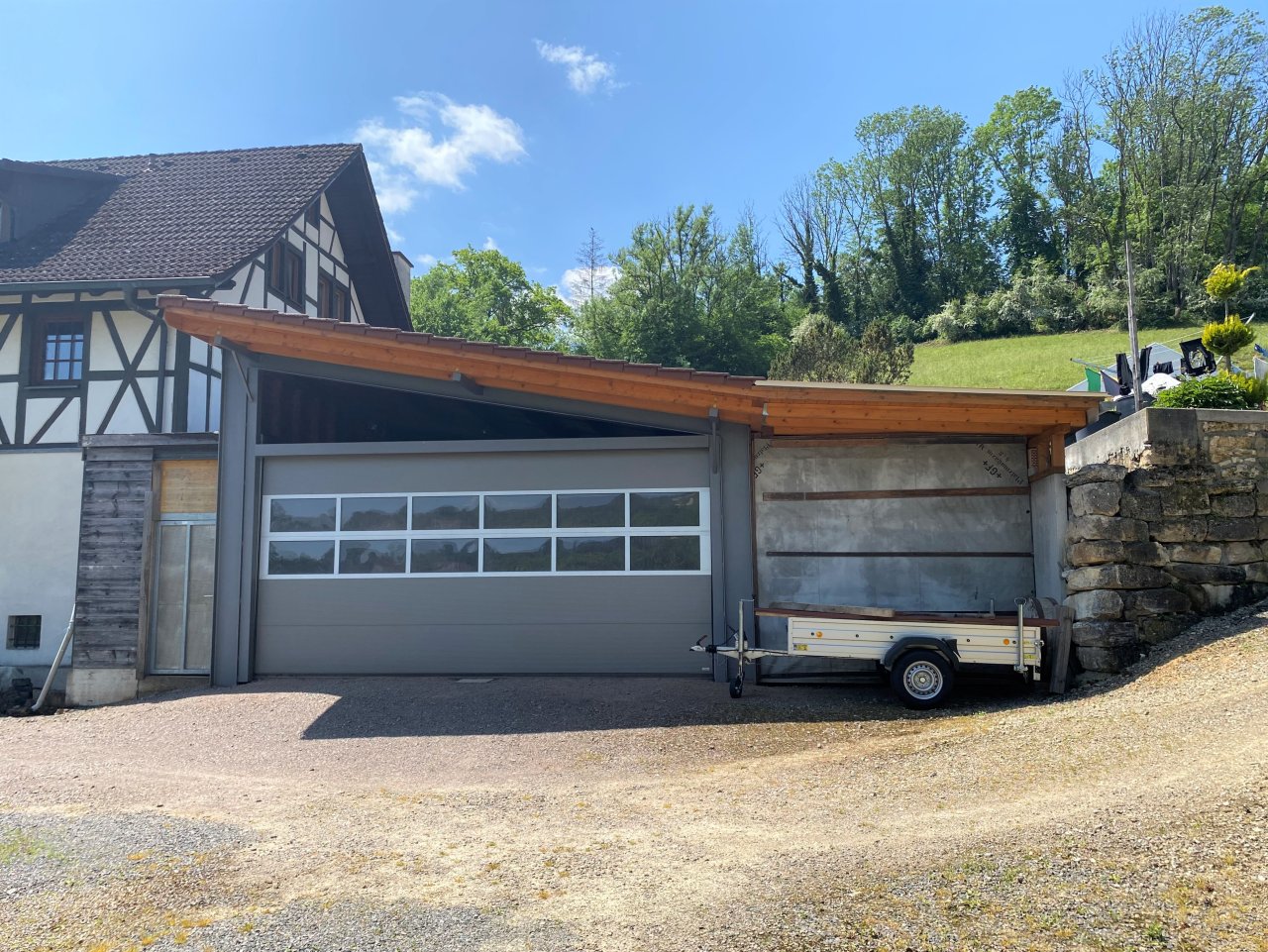 Nord-Ost Seite Halle/Garage mit Hebekran und Sektionaltor